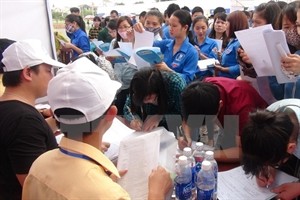 Young people fill job application forms (Photo: VNA)